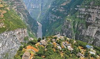 四川悬崖上的村庄 四川悬崖上的村庄